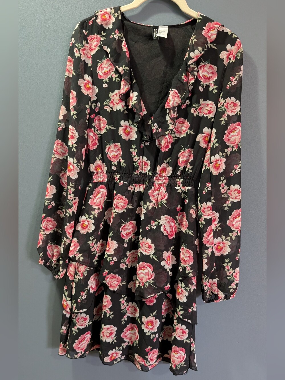 H&M Divided  Black Floral Ruffle V-Neck Dress with Pink Roses Size 2 *R17